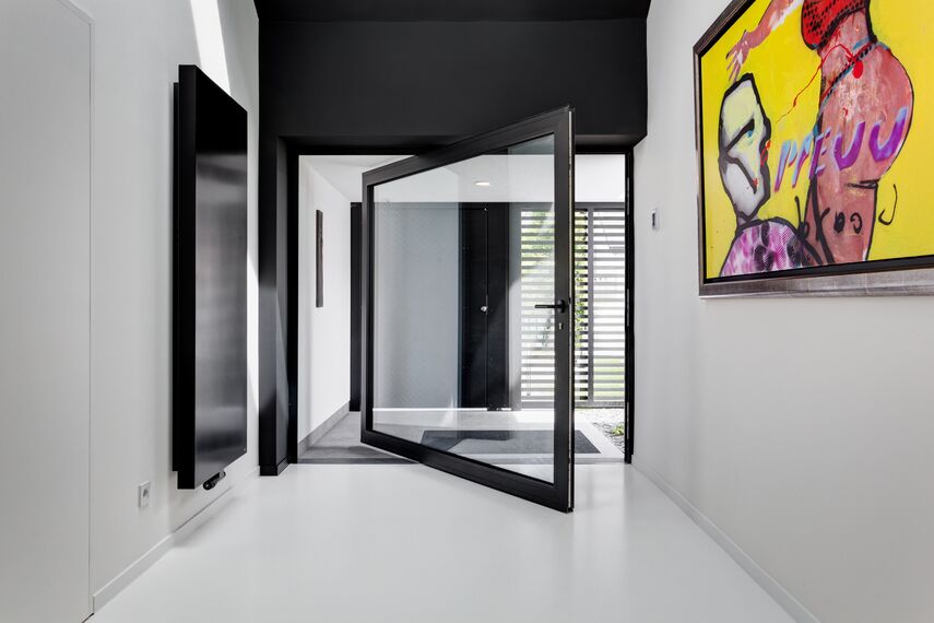 Aluminium pivot door in modern villa.