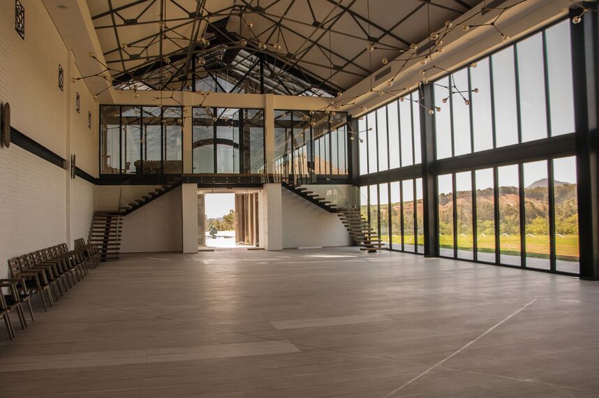 ConceptSystem 68 Pencereler ve ConceptFolding 77 Sürme Sistemler - Recreation/Entertainment centre Quoin Rock Wine Estate konumlanmış Stellenbosch, Güney Afrika