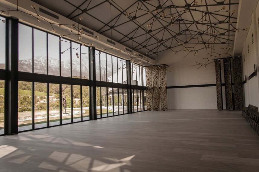 ConceptSystem 68 Pencereler ve ConceptFolding 77 Sürme Sistemler - Recreation/Entertainment centre Quoin Rock Wine Estate konumlanmış Stellenbosch, Güney Afrika