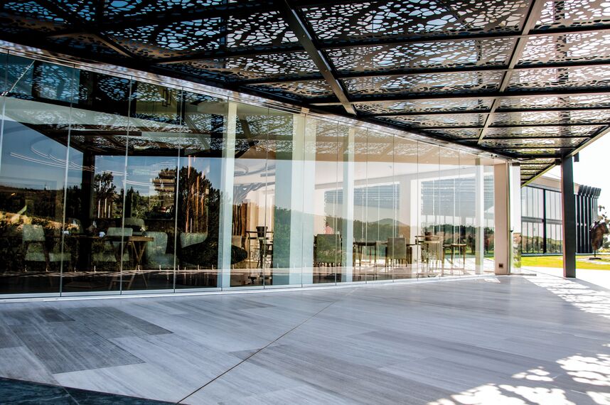 ConceptSystem 68 Pencereler ve ConceptFolding 77 Sürme Sistemler - Recreation/Entertainment centre Quoin Rock Wine Estate konumlanmış Stellenbosch, Güney Afrika