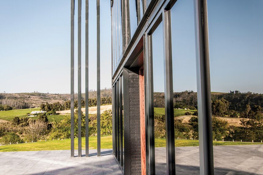 ConceptSystem 68 Pencereler ve ConceptFolding 77 Sürme Sistemler - Recreation/Entertainment centre Quoin Rock Wine Estate konumlanmış Stellenbosch, Güney Afrika