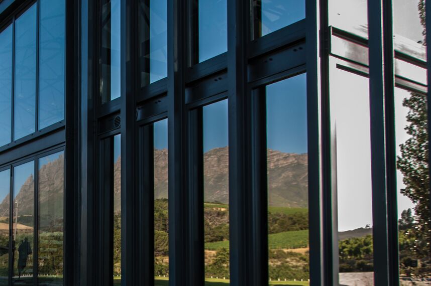 ConceptSystem 68 Pencereler ve ConceptFolding 77 Sürme Sistemler - Recreation/Entertainment centre Quoin Rock Wine Estate konumlanmış Stellenbosch, Güney Afrika