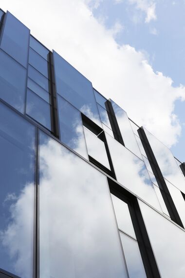 HiFinity Sürme Sistemler, BriseSoleil 100 Güneş Kırıcılar, MasterLine 8 Pencereler, CW 60-SC Giydirme Cepheler, CW 86 Standard Giydirme Cepheler ve CW 86-EF Giydirme Cepheler - Office building Reynaers Campus: Experience Centre konumlanmış Duffel, Belçika