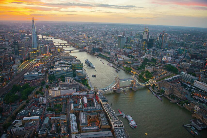 ConceptSystem 68 Pencereler, ConceptWall 60 Giydirme Cepheler, ConceptPatio 130 Sürme Sistemler, ConceptSystem 77 Pencereler, ConceptSystem 77 Kapılar ve ConceptWall 50 Giydirme Cepheler - One Tower Bridge konumlanmış London, Birleşik Krallık