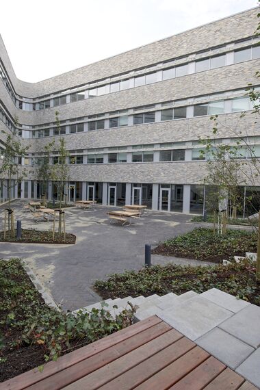 BriseSoleil 100 Solar Shading, CW 50-HI Façades and CS 104 (c) Cancelled Systems - Det Faglige Hus located inDenmark