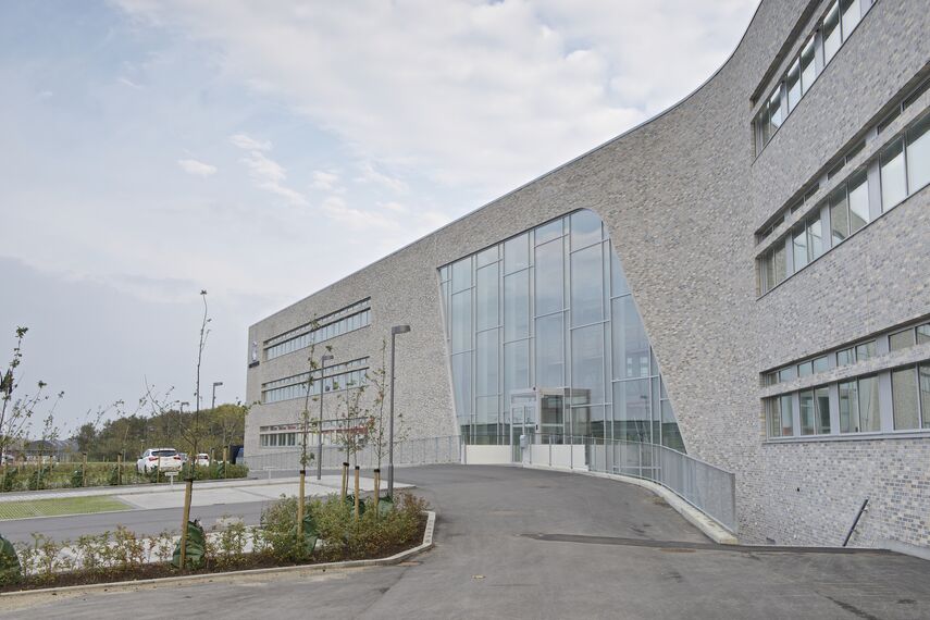 BriseSoleil 100 Solar Shading, CW 50-HI Façades and CS 104 (c) Cancelled Systems - Det Faglige Hus located inDenmark
