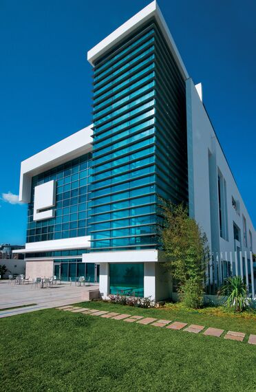 BriseSoleil 100 Güneş Kırıcılar ve ConceptWall 60 Giydirme Cepheler - Embassy Embassy of Canada konumlanmış Tunis, Tunus