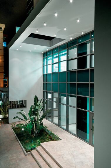 BriseSoleil 100 Güneş Kırıcılar ve ConceptWall 60 Giydirme Cepheler - Embassy Embassy of Canada konumlanmış Tunis, Tunus