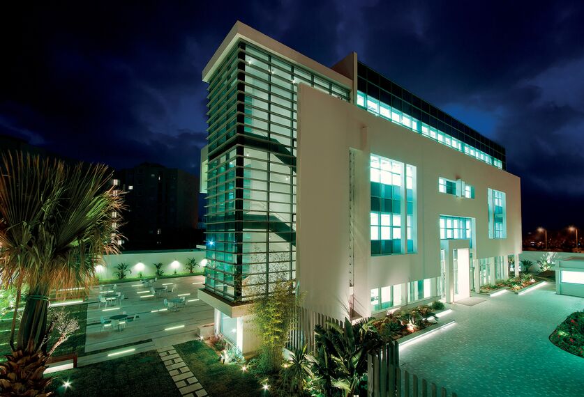 BriseSoleil 100 Güneş Kırıcılar ve ConceptWall 60 Giydirme Cepheler - Embassy Embassy of Canada konumlanmış Tunis, Tunus