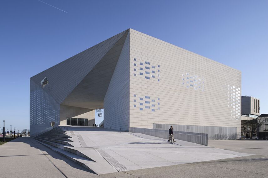 ConceptDoor 45Pa Kapılar, ConceptWall 86 Giydirme Cepheler, ConceptPatio 130 Sürme Sistemler ve ConceptWall 50 Giydirme Cepheler - Entertainment LA MÉCA konumlanmış Bordeaux, Fransa