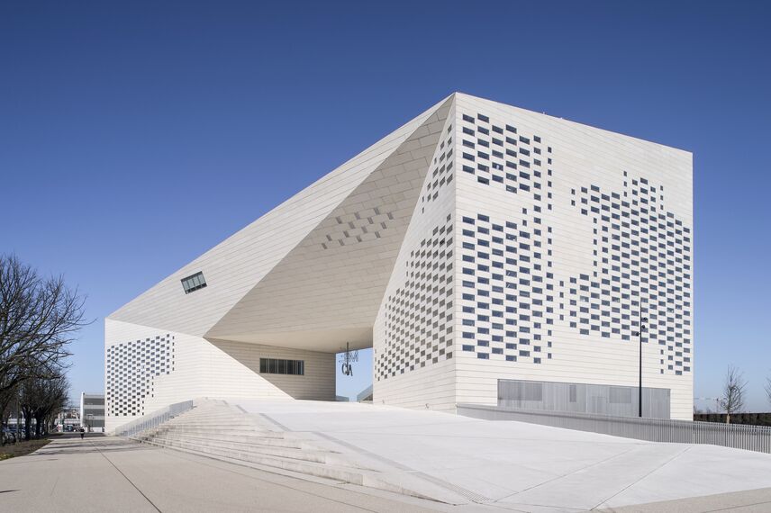 ConceptDoor 45Pa Kapılar, ConceptWall 86 Giydirme Cepheler, ConceptPatio 130 Sürme Sistemler ve ConceptWall 50 Giydirme Cepheler - Entertainment LA MÉCA konumlanmış Bordeaux, Fransa