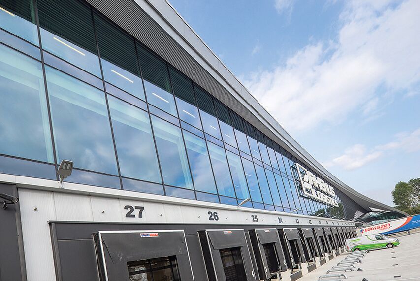 ConceptFolding 77 Sürme Sistemler ve ConceptWall 50 Giydirme Cepheler - DC New Logic III konumlanmış Tilburg, Hollanda