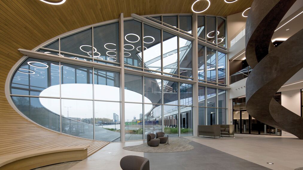 ConceptFolding 77 Sürme Sistemler ve ConceptWall 50 Giydirme Cepheler - DC New Logic III konumlanmış Tilburg, Hollanda