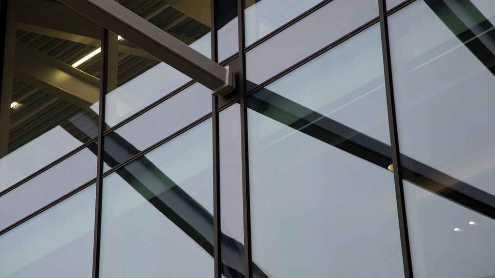 ConceptFolding 77 Sürme Sistemler ve ConceptWall 50 Giydirme Cepheler - DC New Logic III konumlanmış Tilburg, Hollanda