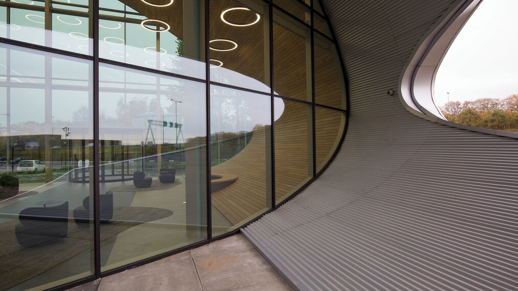 ConceptFolding 77 Sürme Sistemler ve ConceptWall 50 Giydirme Cepheler - DC New Logic III konumlanmış Tilburg, Hollanda