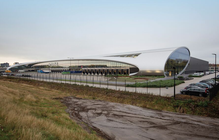 ConceptFolding 77 Sürme Sistemler ve ConceptWall 50 Giydirme Cepheler - DC New Logic III konumlanmış Tilburg, Hollanda