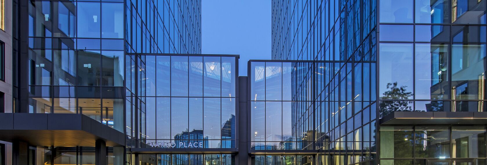 ConceptWall 50 Giydirme Cepheler, MasterLine 8 Pencereler, CW 50-HI Giydirme Cepheler, CW 50-SC Giydirme Cepheler, MasterLine 8 Standard Pencereler ve MasterLine 8 Pencereler - Varso 1 & 2 konumlanmış Warsaw, Polonya