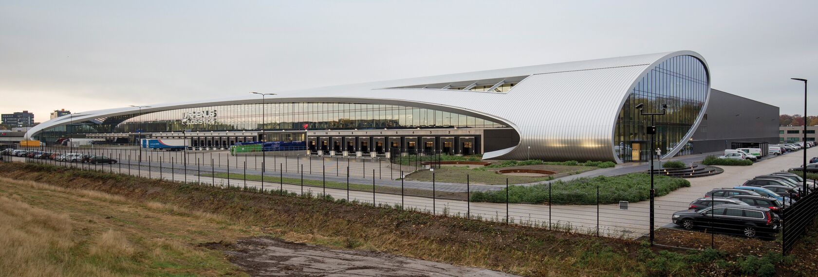 ConceptFolding 77 Sürme Sistemler ve ConceptWall 50 Giydirme Cepheler - DC New Logic III konumlanmış Tilburg, Hollanda