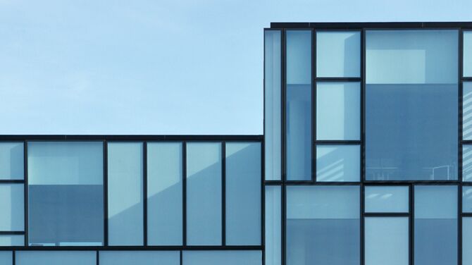 Detail view of the Reynaers Experience Centre’s glass façade.