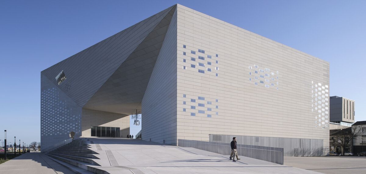 ConceptDoor 45Pa Kapılar, ConceptWall 86 Giydirme Cepheler, ConceptPatio 130 Sürme Sistemler ve ConceptWall 50 Giydirme Cepheler - Entertainment LA MÉCA konumlanmış Bordeaux, Fransa