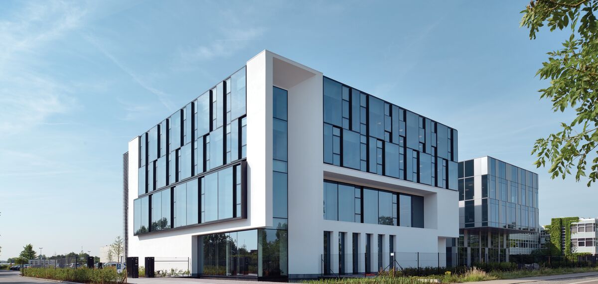 HiFinity Sürme Sistemler, BriseSoleil 100 Güneş Kırıcılar, MasterLine 8 Pencereler, CW 60-SC Giydirme Cepheler, CW 86 Standard Giydirme Cepheler ve CW 86-EF Giydirme Cepheler - Office building Reynaers Campus: Experience Centre konumlanmış Duffel, Belçika