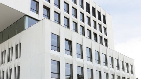 ConceptWall 50 Giydirme Cepheler ve ConceptSystem 77 Pencereler - College/University KULAB konumlanmış Brugge, Belçika