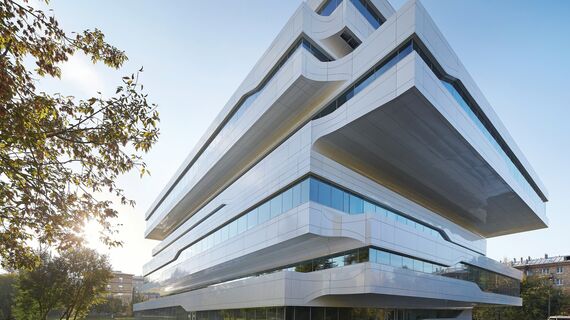 ConceptFolding 77 Sürme Sistemler, CW 50-SC Giydirme Cepheler ve ConceptSystem 77 Pencereler - Dominion Tower konumlanmış Moscow, Rusya