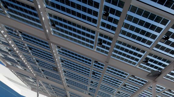 ConceptWall 50 Giydirme Cepheler ve BriseSoleil 100 Güneş Kırıcılar - Teatro municipal núria espert konumlanmış Sant Andreu de la Barca, ispanya