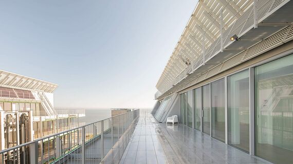 HiFinity Sürme Sistemler, ConceptSystem 59Pa Kapılar, ConceptWall 50 Giydirme Cepheler ve SlimLine 38 Ferro Pencereler - Apartman kompleksi Prata Riverside village konumlanmış Lisbon, Portekiz