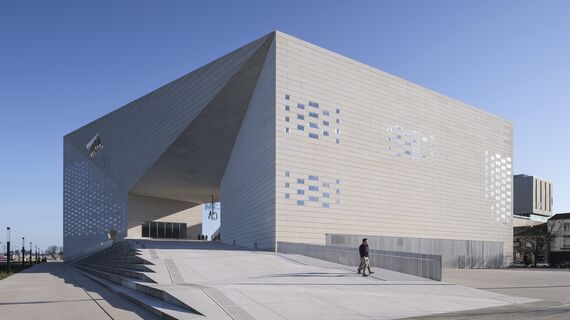 ConceptDoor 45Pa Kapılar, ConceptWall 86 Giydirme Cepheler, ConceptPatio 130 Sürme Sistemler ve ConceptWall 50 Giydirme Cepheler - Entertainment LA MÉCA konumlanmış Bordeaux, Fransa