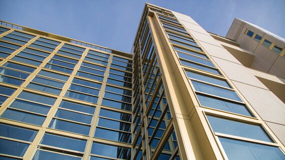 ConceptSystem 77 Kapılar, ConceptFolding 77 Sürme Sistemler ve ConceptWall 50 Giydirme Cepheler - Phılıps Lıght Tower Lofts konumlanmış Eindhoven, Hollanda